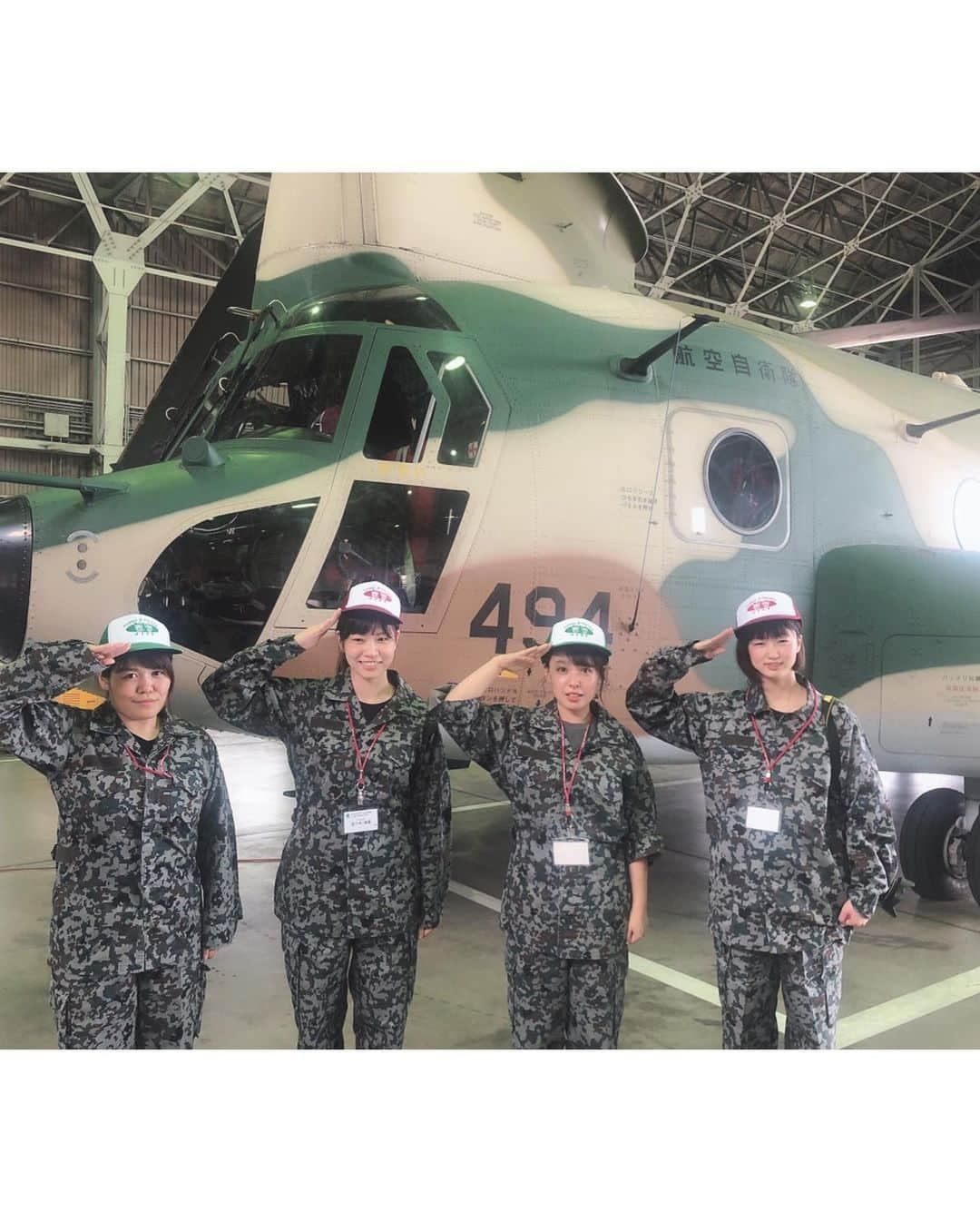 山田菜々さんのインスタグラム写真 - (山田菜々Instagram)「今日は入間基地航空自衛隊の体験ツアーに行ってきました☺︎ 自衛隊というと、怖い印象とかお堅い印象があったけどもうこれはなんという間違いだったのだと思うほどイメージはひっくり返った☺︎ 輸送ヘリコプター #CH47J 通称 #チヌーク に搭乗体験ができたりその他にも #C1輸送機 中等練習機 #T4 のコックピットに座ったりなどなど。  飛行機に詳しくないわたしもさすがに映画で見たりもはや見たことのない形のものを目の当たりにしてテンション上がった☺︎笑  ごはんも航空自衛隊はからあげを推しているらしく #空自空上げ をお昼にいただきましたっ💜  災害時、なにかあったときに人を国を守るため日々訓練をつみ、まっすぐに任務を遂行する #航空自衛隊 のみなさんの姿はかっこよく頼もしく、そして感謝の気持ちでいっぱいになりました☺︎ この模様は #AbemaTV の #abemaprime で放送されます。 7/9予定です。  何もないことが一番良いのだけれど、いざというときに頼れる存在を改めて心強く思いそしてたくさんの方に自衛隊の方々の思いが届くといいなと思うので、みなさんぜひ見てください✨  #入間基地 #自衛隊 #ブルーインパルス #✈︎」6月28日 22時51分 - tannana.yamada