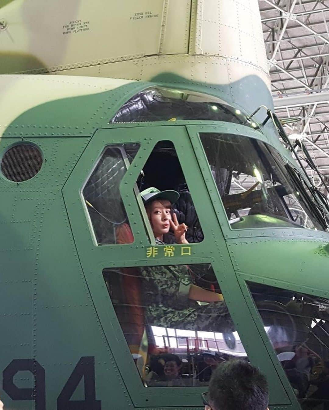 山田菜々さんのインスタグラム写真 - (山田菜々Instagram)「今日は入間基地航空自衛隊の体験ツアーに行ってきました☺︎ 自衛隊というと、怖い印象とかお堅い印象があったけどもうこれはなんという間違いだったのだと思うほどイメージはひっくり返った☺︎ 輸送ヘリコプター #CH47J 通称 #チヌーク に搭乗体験ができたりその他にも #C1輸送機 中等練習機 #T4 のコックピットに座ったりなどなど。  飛行機に詳しくないわたしもさすがに映画で見たりもはや見たことのない形のものを目の当たりにしてテンション上がった☺︎笑  ごはんも航空自衛隊はからあげを推しているらしく #空自空上げ をお昼にいただきましたっ💜  災害時、なにかあったときに人を国を守るため日々訓練をつみ、まっすぐに任務を遂行する #航空自衛隊 のみなさんの姿はかっこよく頼もしく、そして感謝の気持ちでいっぱいになりました☺︎ この模様は #AbemaTV の #abemaprime で放送されます。 7/9予定です。  何もないことが一番良いのだけれど、いざというときに頼れる存在を改めて心強く思いそしてたくさんの方に自衛隊の方々の思いが届くといいなと思うので、みなさんぜひ見てください✨  #入間基地 #自衛隊 #ブルーインパルス #✈︎」6月28日 22時51分 - tannana.yamada
