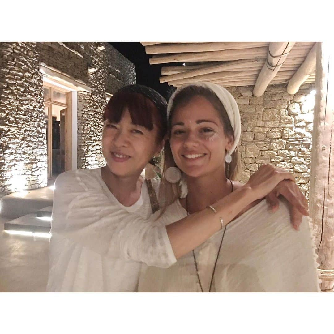 MICHIRUさんのインスタグラム写真 - (MICHIRUInstagram)「Mykonos style make up 🇬🇷 . 全身真っ白 ホワイトボヘミアンスタイルのレセプションの女の子のメイクが可愛い😍 焼けた肌によく似合う白のドローイングはフェニックスの鳥の羽の様なラインメイク🕊 . sunsetからボディペインティングアーティストがメイクをしてくれるらしいので探したけど見つからなかった。。。 . 働いている人、ゲスト、インテリア、音、食事、全て洗練されている大人な空間😍 世界にはまだまだ色々な所があるのですね〜❤︎ . #whitebohemian #mykonosstyle #scorpiosmyk  #mykonos #ギリシャ #ミコノス島  #mykonosstyle #ミコノススタイル #白の迷路　#ミコノスタウン　#エーゲ海の白い宝石　 #ギリシャ　#エーゲ海　#ミコノス島　 #shooting」6月28日 22時55分 - barbiemichiru