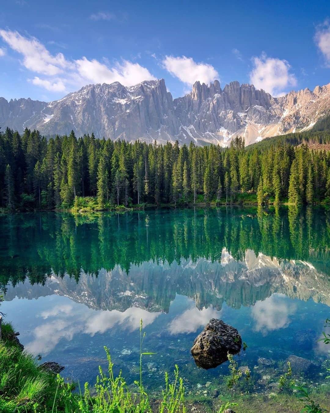 Travel + Leisureさんのインスタグラム写真 - (Travel + LeisureInstagram)「This lake’s colors can shift from blue to green and often reflect the sky and the forests of the Dolomites! Get our full list of the greenest places on earth at the link in bio. #tlpicks courtesy of @sassychris1」6月28日 22時55分 - travelandleisure
