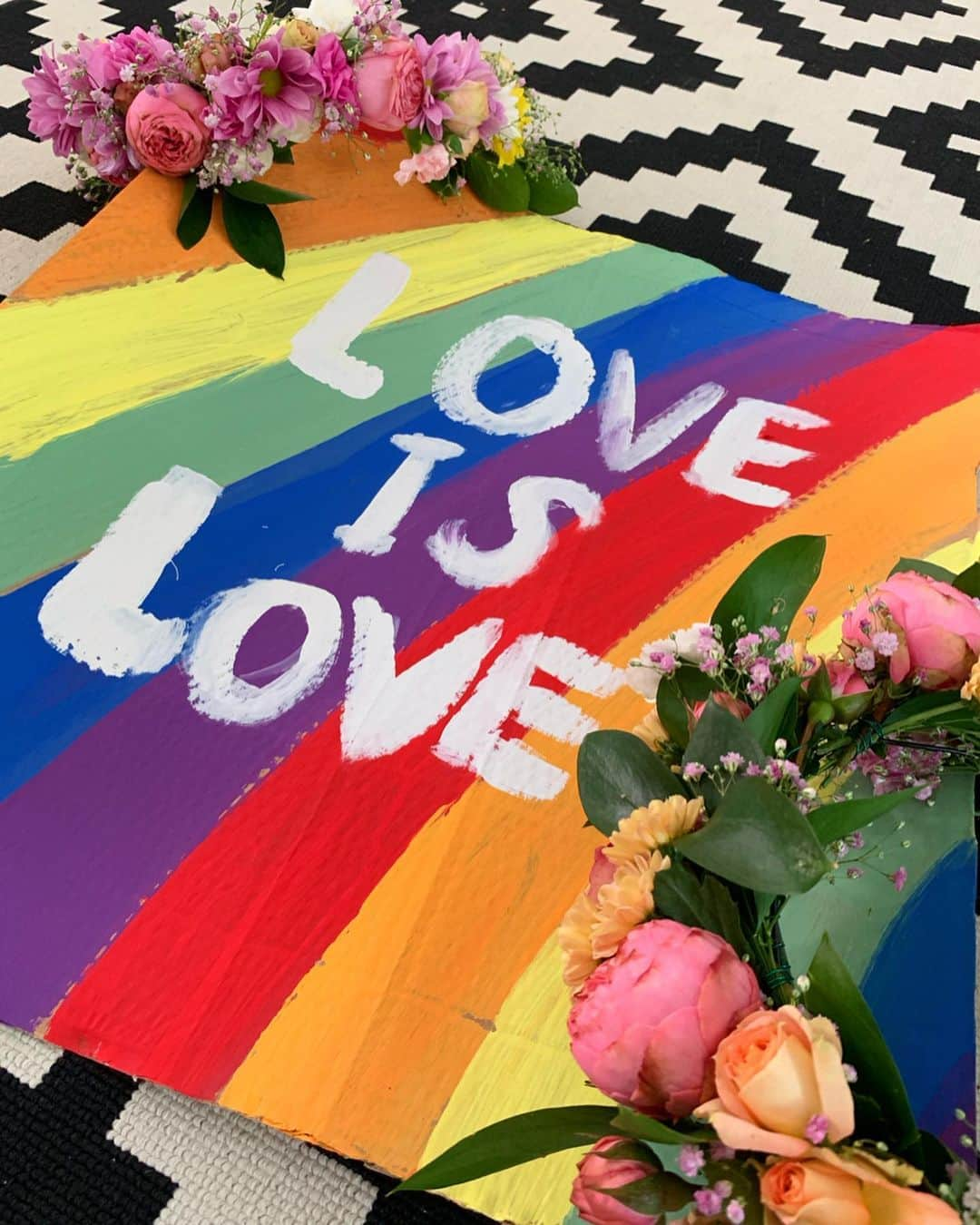 ムーミンさんのインスタグラム写真 - (ムーミンInstagram)「Love is love, in the spirit of Tove❤️ Creating flower crowns at Nuorten Pride in Helsinki🌈 So many beautiful flowers, happy people and such a loving environment😍 #pride2019 #helsinkipride #ToveJansson #loveislove @helsinkiprideyhteiso @helsinkipride @nuortenpride」6月28日 22時56分 - moominofficial