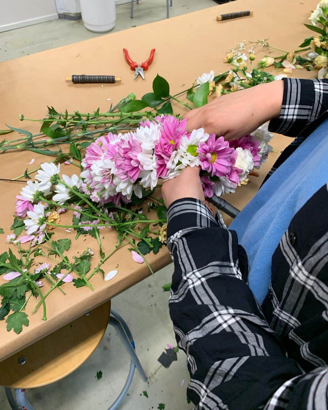 ムーミンさんのインスタグラム写真 - (ムーミンInstagram)「Love is love, in the spirit of Tove❤️ Creating flower crowns at Nuorten Pride in Helsinki🌈 So many beautiful flowers, happy people and such a loving environment😍 #pride2019 #helsinkipride #ToveJansson #loveislove @helsinkiprideyhteiso @helsinkipride @nuortenpride」6月28日 22時56分 - moominofficial