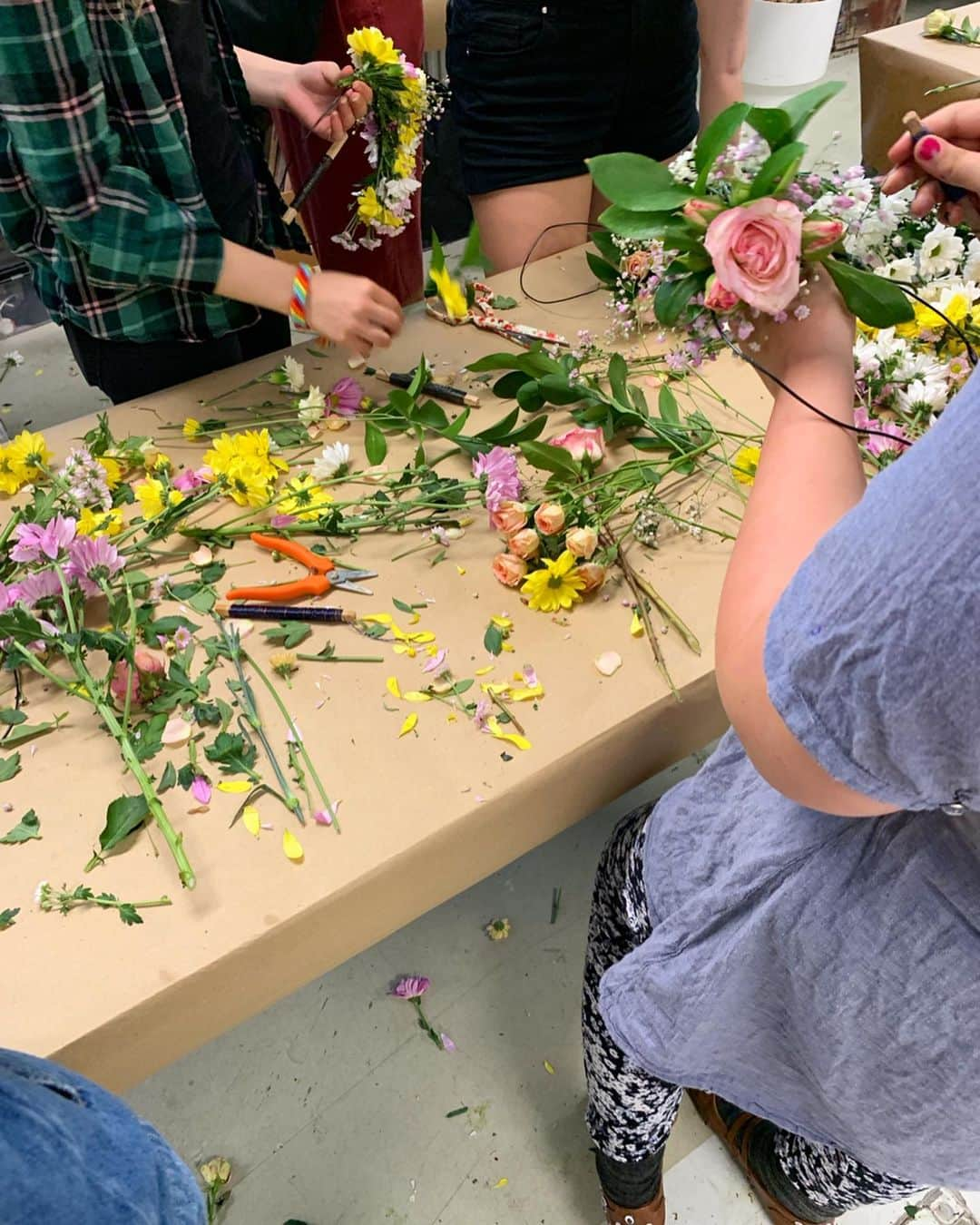 ムーミンさんのインスタグラム写真 - (ムーミンInstagram)「Love is love, in the spirit of Tove❤️ Creating flower crowns at Nuorten Pride in Helsinki🌈 So many beautiful flowers, happy people and such a loving environment😍 #pride2019 #helsinkipride #ToveJansson #loveislove @helsinkiprideyhteiso @helsinkipride @nuortenpride」6月28日 22時56分 - moominofficial