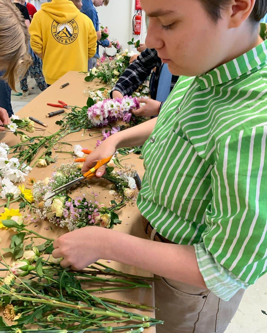 ムーミンさんのインスタグラム写真 - (ムーミンInstagram)「Love is love, in the spirit of Tove❤️ Creating flower crowns at Nuorten Pride in Helsinki🌈 So many beautiful flowers, happy people and such a loving environment😍 #pride2019 #helsinkipride #ToveJansson #loveislove @helsinkiprideyhteiso @helsinkipride @nuortenpride」6月28日 22時56分 - moominofficial