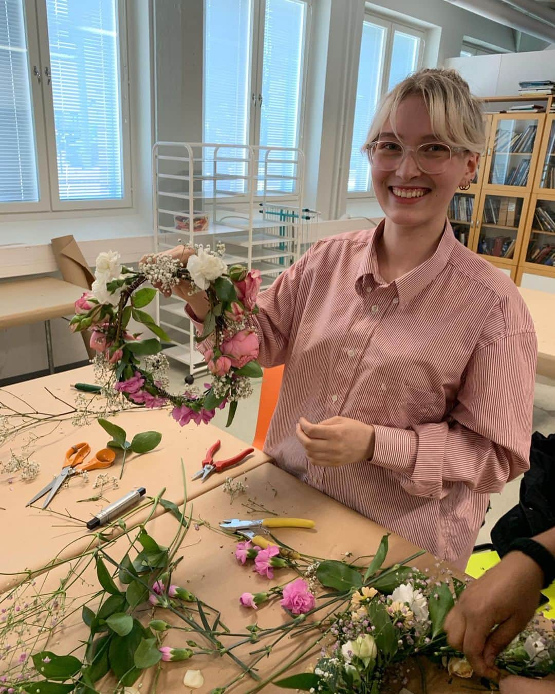 ムーミンさんのインスタグラム写真 - (ムーミンInstagram)「Love is love, in the spirit of Tove❤️ Creating flower crowns at Nuorten Pride in Helsinki🌈 So many beautiful flowers, happy people and such a loving environment😍 #pride2019 #helsinkipride #ToveJansson #loveislove @helsinkiprideyhteiso @helsinkipride @nuortenpride」6月28日 22時56分 - moominofficial