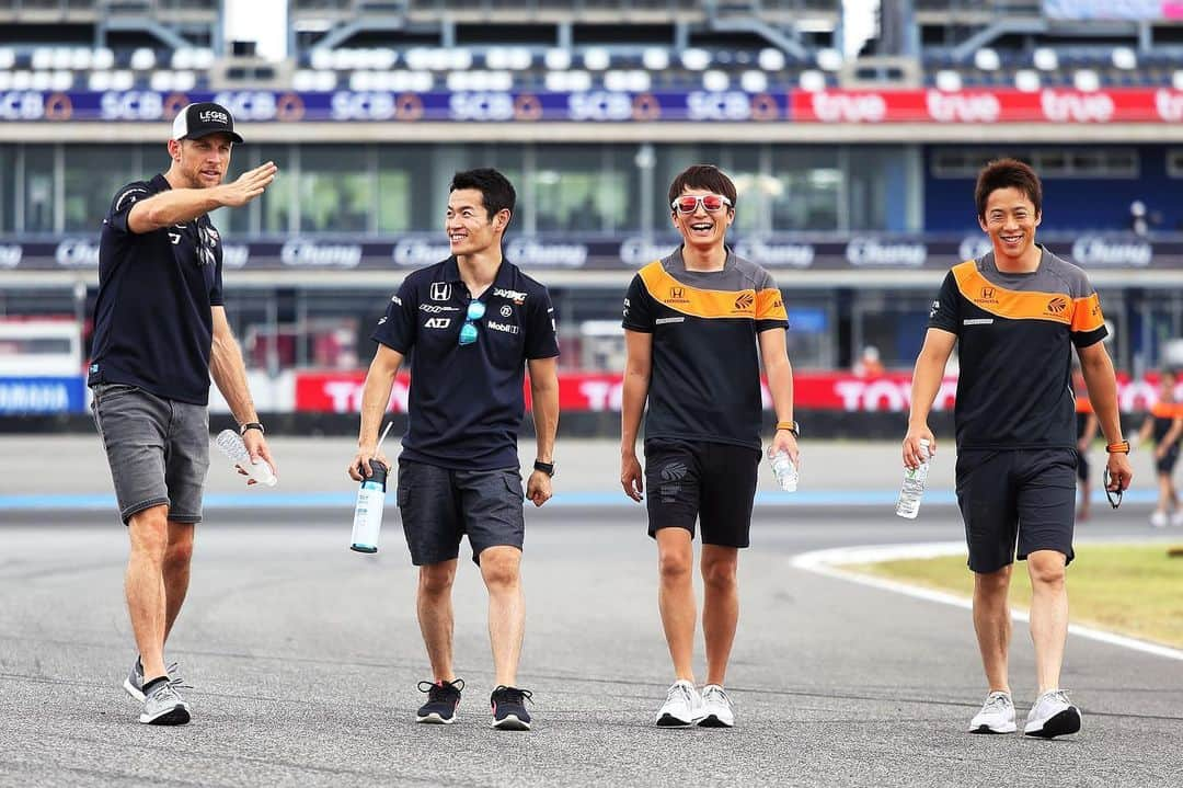 ジェンソン・バトンさんのインスタグラム写真 - (ジェンソン・バトンInstagram)「Always good to make the lads laugh during a 35degree track walk here at #changinternationalcircuit 🥵#supergt #teamkunimitsu 📸by @shigeyoshi_male」6月28日 22時59分 - jensonbutton