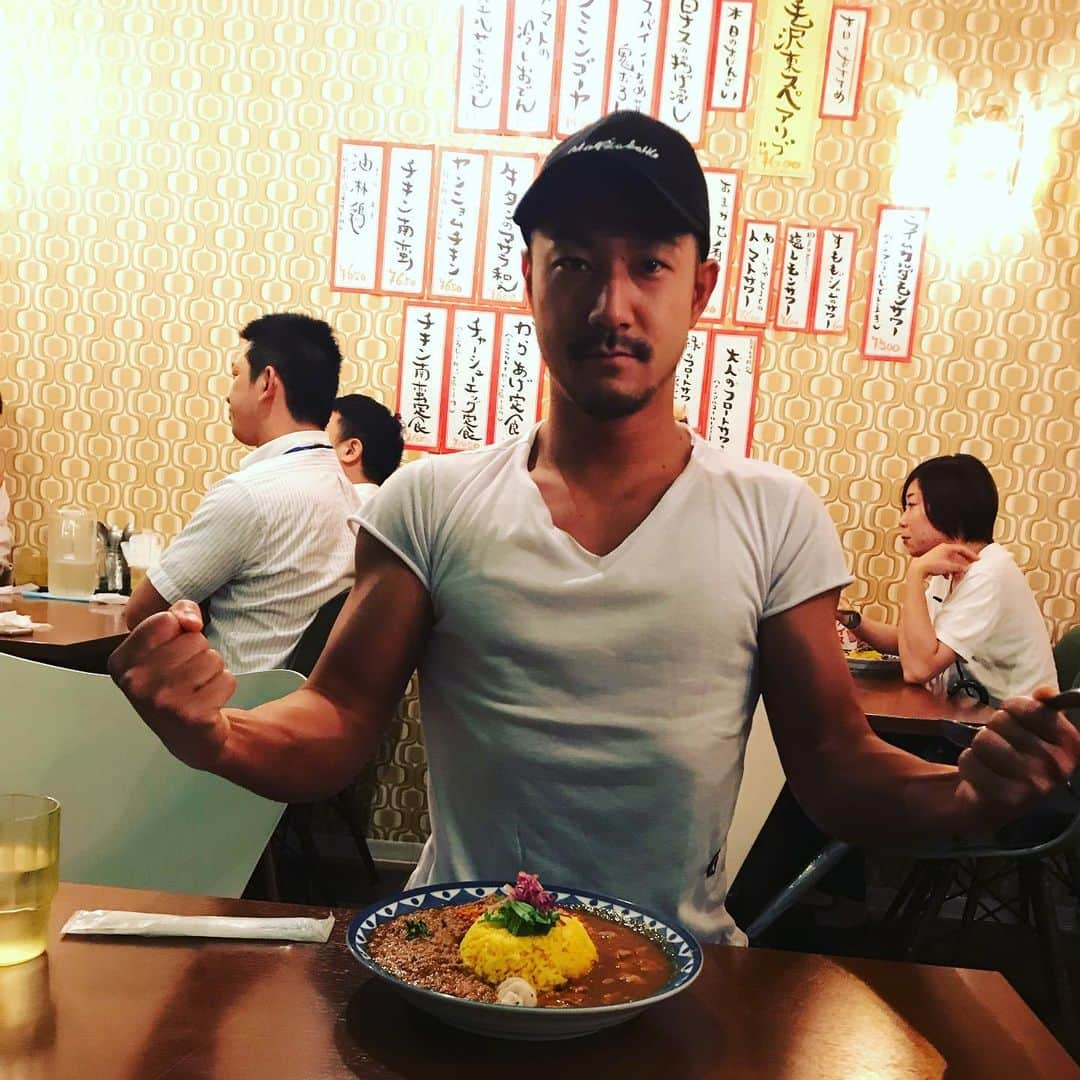 ゆうへいさんのインスタグラム写真 - (ゆうへいInstagram)「昨日も我々は中崎町のオシャレ美容室『ルプティプランス』様でお綺麗に麗しくしていただきましたわよ。その後はムキムキの木尾とカレーを食べて喫茶店へ。  スパイスカレーって美味しいわよねぇ。  単独ライブお待ちしておりますわよ。  #吉田たち #漫才 #双子」6月28日 23時00分 - tachianija