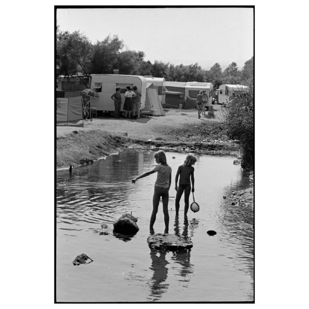 Magnum Photosさんのインスタグラム写真 - (Magnum PhotosInstagram)「In France, paid holidays may now be recognised as a fundamental right for anyone in employment, but this was not always so. In 1936, following a strike of more than a million workers, the government signed the Matignon Accords, which mandated, among other things, 12 days of paid leave for workers per year, and came to be known as the ‘Magna Carta of French employment’. Last week, we shared Henri Cartier-Bresson's images some of these early holidays in the first instalment of our summer season of stories exploring how societies holiday. . Today we are sharing Martine Franck's images of the French on holiday, taken in 1976, forty years after the landmark ruling. Link in bio. . PHOTO: Camping des Mûres. Grimaud. Var. France. 1976. . © #MartineFranck/#MagnumPhotos」6月28日 23時00分 - magnumphotos