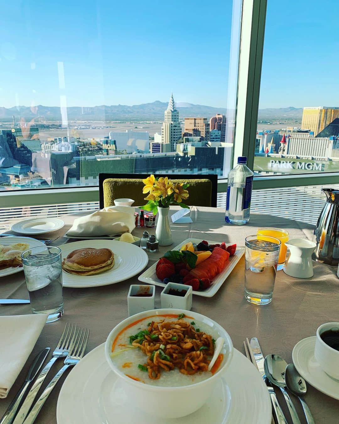 Eva Loviaさんのインスタグラム写真 - (Eva LoviaInstagram)「Starting the day with a view and some congee. Life is good.」6月28日 23時01分 - evalovia