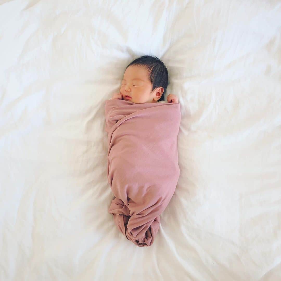 石野千尋のインスタグラム：「. We welcomed our new baby girl into the world🌻  June 22, 2019 👶 . 小さな女の子が我が家にやってきました。 新しい家族共々、よろしくお願いします！ . #newborn #20190622 #babygirl」