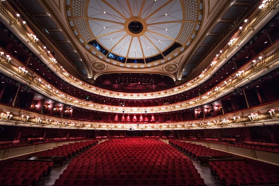 のインスタグラム：「"When I visited the Royal Opera House, I immediately felt peaceful even though the building is somewhat of a labyrinth. My first idea was to create a perfume very rich and intense with beautiful raw material to make a parallel with all the complexity, beauty and richness of the Opera." - Mylene Alran, the perfumer behind Craft & Glamour. Read more over on our Notes Blog 👉 https://www.millerharris.com/blogs/notes/the-craft-behind-craft-glamour」