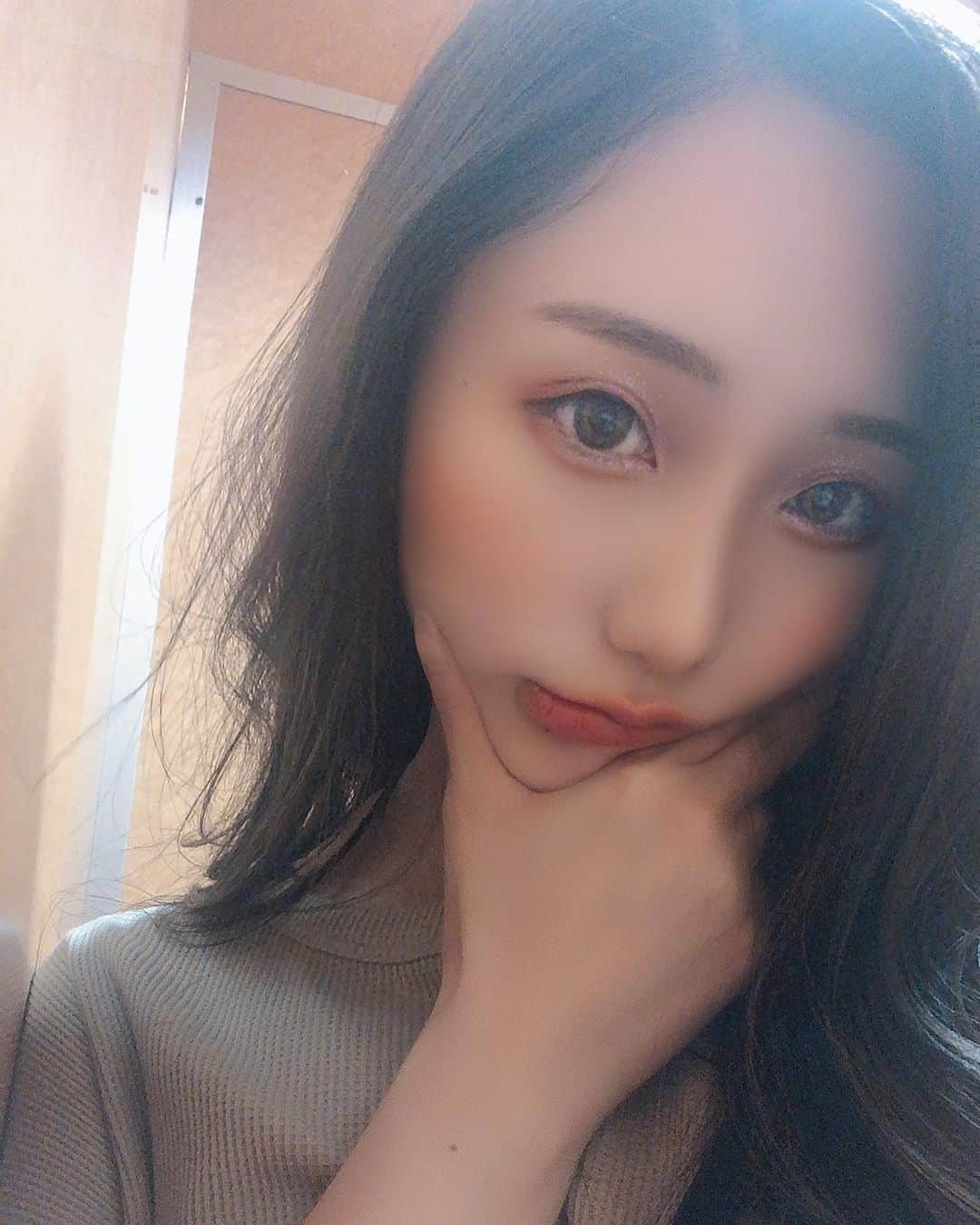 のインスタグラム：「今日はエステ生まれて初めて行って✨✨すごーく痛い痛い言いまくりました！笑笑 . そのあとはもう食べまくり！笑 意味無い？😂🤚 . 出勤してますよっ💓 . #likeforlikes#followforfollowback#photooftheday#cute#follow4followback#likeforfollow#instagood#❤#いいね返し#巨乳#谷間#エステ#飯テロ#飲み会#ススキノ#ホステス#キャバクラ#キャバ嬢#ニュークラブ#フィリア#バルセロナグループ#歌舞伎町#六本木#中洲#錦#栄#北新地#ミナミ」