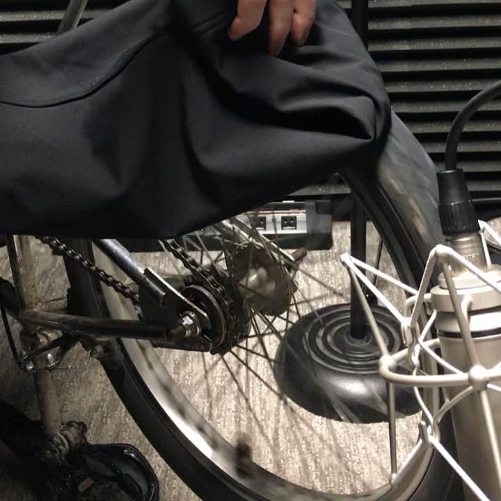 アウル・シティーのインスタグラム：「Soooooo if you take a pair of rain pants and you hold them up against a bike tire, and then you spin the bike tire, you can make really good howling wind noise. Who knew??」
