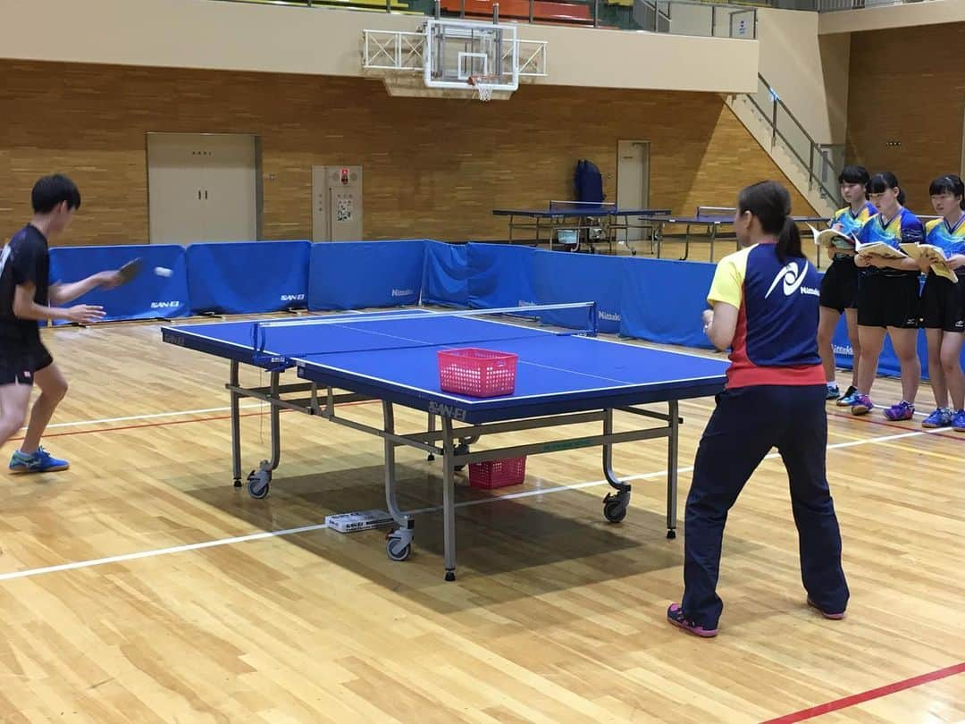 平野 早矢香さんのインスタグラム写真 - (平野 早矢香Instagram)「先日の茂木町スポーツ教室と、平野早矢香杯前日講習会の写真✨  短い時間ではありましたが、みんな一生懸命頑張ってくれました‼️ 明日6月29日(土)の#BSテレ東 #卓球ジャパン は、中国オープン馬龍対張本智和選手の一戦を深掘りします‼️ そして私は今から海外へ飛び立ちます✈️ どこへ行くかというと・・・😝🤗」6月28日 23時07分 - sayakahirano0324