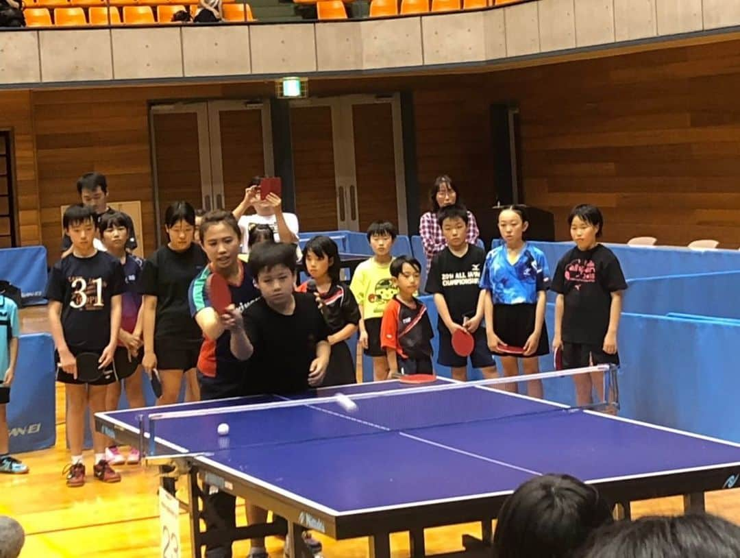 平野 早矢香さんのインスタグラム写真 - (平野 早矢香Instagram)「先日の茂木町スポーツ教室と、平野早矢香杯前日講習会の写真✨  短い時間ではありましたが、みんな一生懸命頑張ってくれました‼️ 明日6月29日(土)の#BSテレ東 #卓球ジャパン は、中国オープン馬龍対張本智和選手の一戦を深掘りします‼️ そして私は今から海外へ飛び立ちます✈️ どこへ行くかというと・・・😝🤗」6月28日 23時07分 - sayakahirano0324