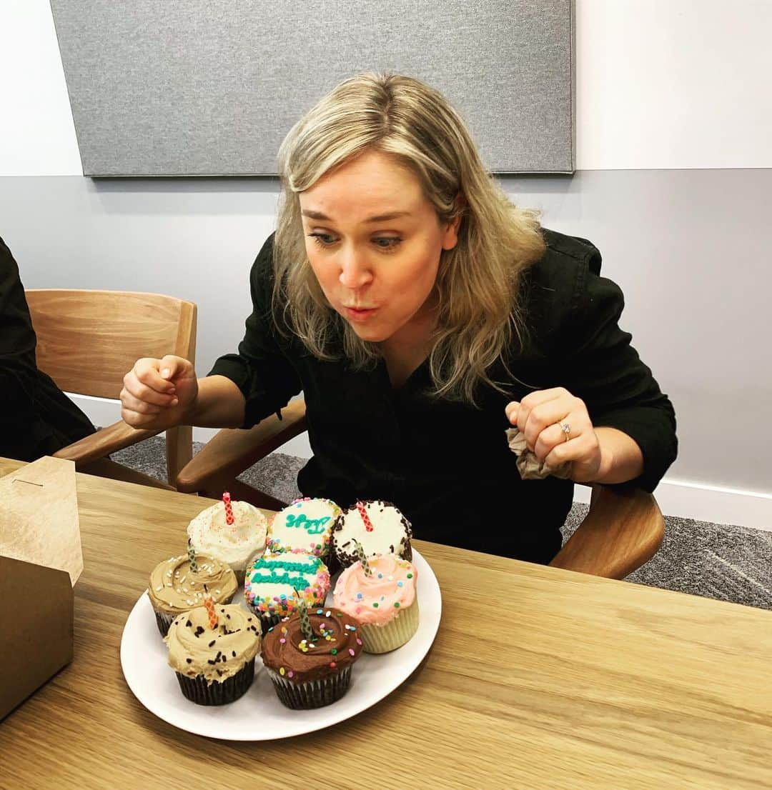 ションダ・ライムズさんのインスタグラム写真 - (ションダ・ライムズInstagram)「A birthday in the #annadelvey Writers Room at @byshondaland.  Our @jessbrownell is all grownup!」6月29日 4時42分 - shondarhimes