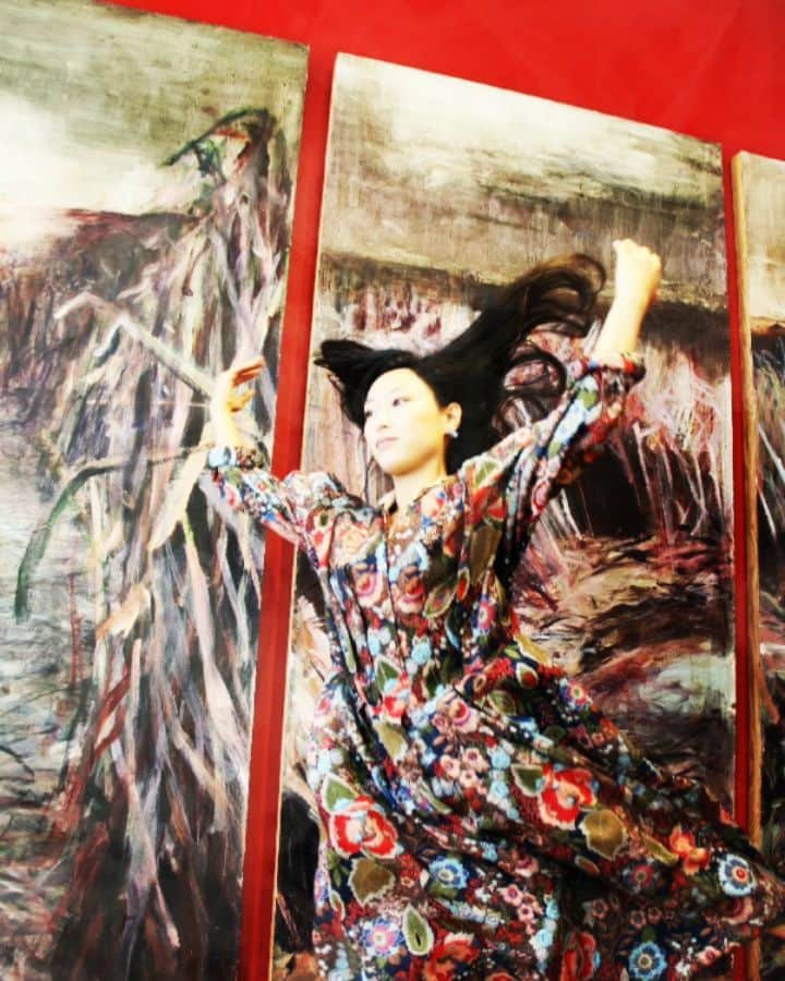 のインスタグラム：「Melted into the art @401richmond  トロントの401Richmondはアートと文化の集まるところ。絵画に溶け込む。 . 📸 : @empiggford ❤️ . .  #401richmond #heritagebuilding #torontoart #canadaart #contemporarydancer #nikkei #canon60d #melted #japaneseactress #asianactress #カナダ #アートギャラリー #絵画 #コンテ #レトロ #フォロー歓迎 #フォロミー #トロント #カナダ生活」