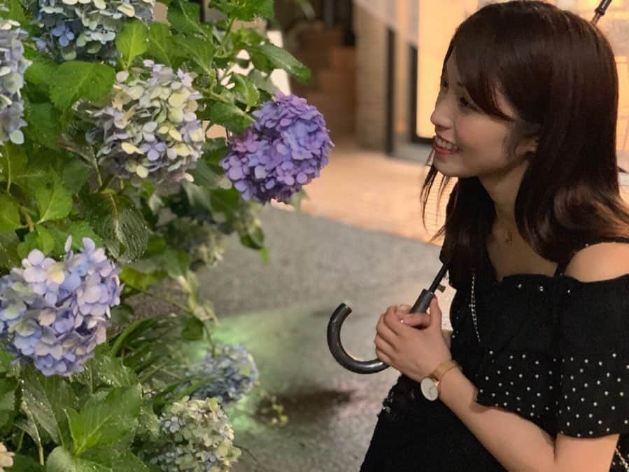 村島未悠さんのインスタグラム写真 - (村島未悠Instagram)「青色の紫陽花は 辛抱強い愛情 という花言葉があるらしい🏵 雨にも負けない強い花だから？？ #おやすみゆ #雨の日#散歩#梅雨#ポートレート いつもコメントありがとう💗」6月28日 23時16分 - happy_miyu0827