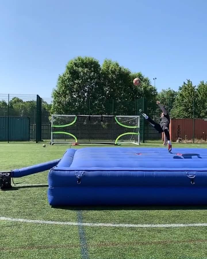 F2Freestylersのインスタグラム：「🤩😎😵 Comment the first person you think of when you hear ‘BEST EVER OVERHEAD KICK’ Overhead kicks are dropping soon on our YouTube 😉🔜」