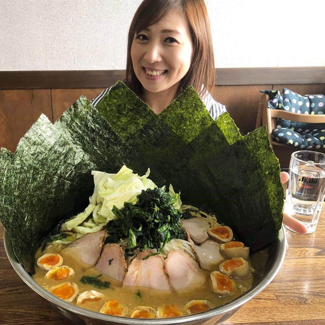のインスタグラム：「今月、長野で放送の塚田けんぢのみんなのラーメン！  久々の大食い企画！  松本市にある豚骨醤油ラーメン まじめ家さんの爆盛り家系ラーメンを60分以内に食べ切れるか？  本日、番組のYouTubeに公開されましたので、皆様是非ご覧下さい！  https://youtu.be/Yzq-4Xx2kY0」