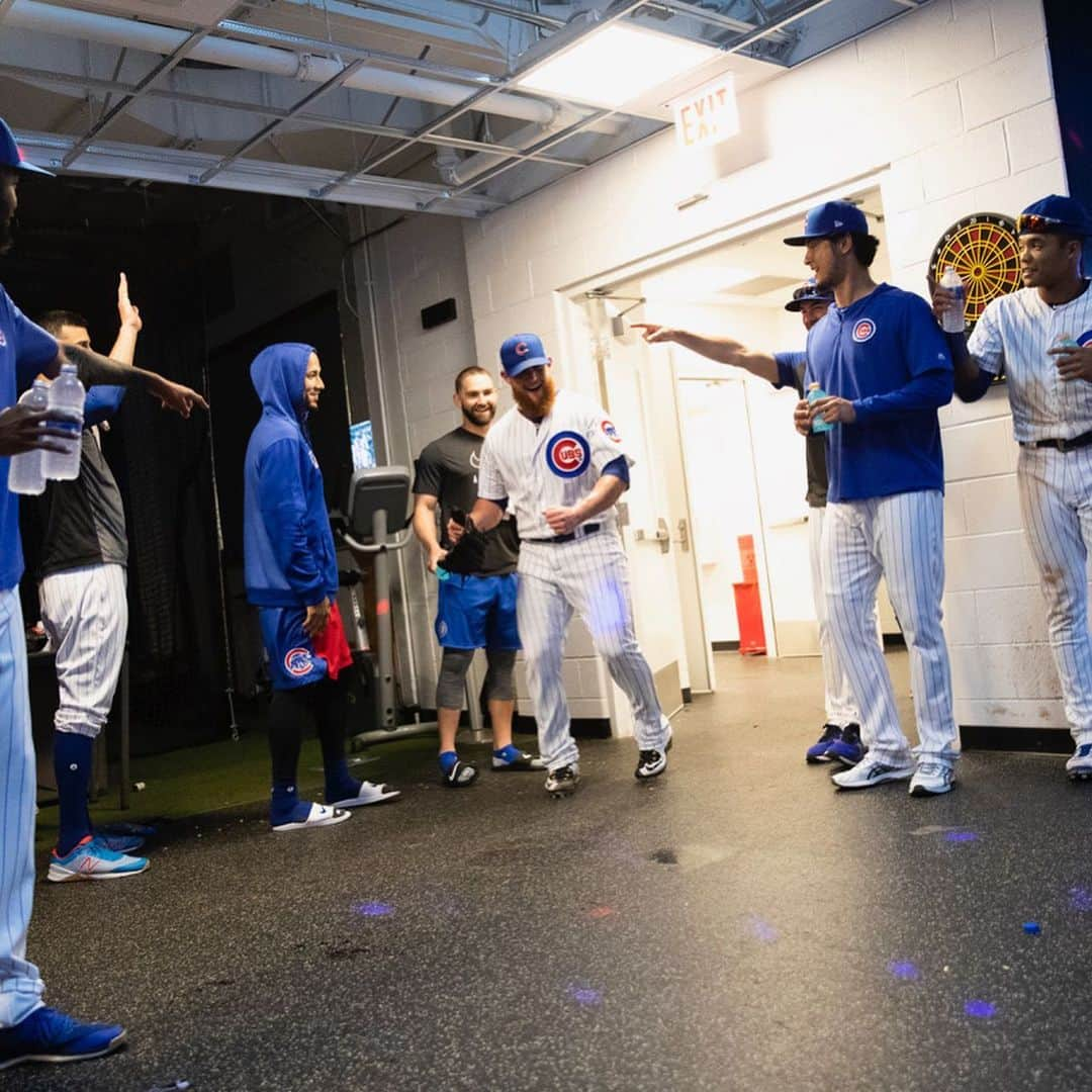 シカゴ・カブスさんのインスタグラム写真 - (シカゴ・カブスInstagram)「Behind the scenes of Craig Kimbrel’s #Cubs debut. #EverybodyIn (📸 @sgreenphoto)」6月28日 23時28分 - cubs