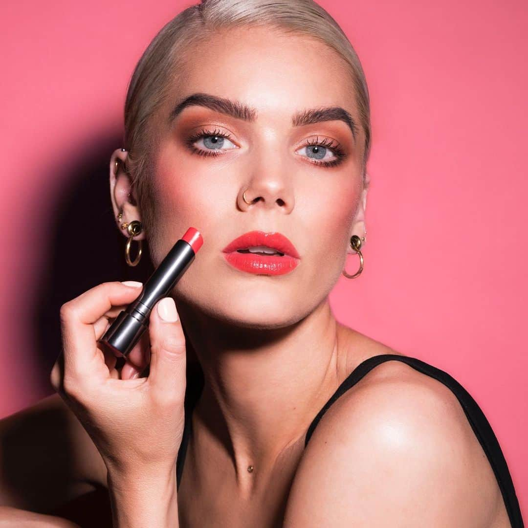 Linda Hallbergさんのインスタグラム写真 - (Linda HallbergInstagram)「I Die is definitely one of my favourite shades from our new launch! Looooove how it pops! It’s the perfect coral for lips and cheeks 🌺 Go get your favourite at @kicks.fi @kicks.se @kicks.no & at shop.lindahallberg.com #fantasticklipstick #lindahallbergcosmetics #youarethecreator #ad #reklam」6月28日 23時23分 - lindahallberg