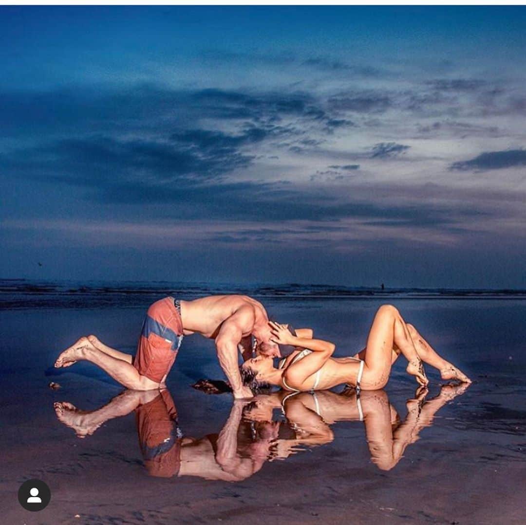 ホープ・ビールのインスタグラム：「Aghhh #costarica see you soon! . Flashback with @seeleyfoto . Swipe left to see more photos @justinmartinphoto took of me at the black sand beach 😍」