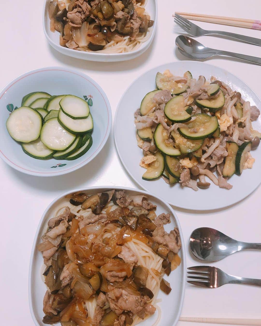 のぐちゆりのインスタグラム：「もりし宅で女子会♪ ２人でパスタと炒め物作ったよおお💓  きゃっきゃしながら作って完成見たら めちゃくちゃ茶色くて男飯だった  #唯一の彩りヅッキーニ #香味ペーストは神 #パスタの茹で上がり気づかなくて麺のびのび #だが味は良い」