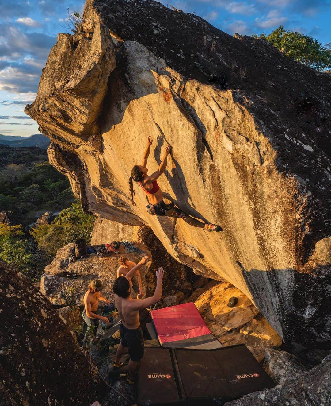 ニーナ・ウィリアムズさんのインスタグラム写真 - (ニーナ・ウィリアムズInstagram)「Twenty minutes before @honngy snapped this photo, I teetered on top of a boulder, screaming, after disturbing a hidden wasp’s nest. My legs burned as I slapped my exposed skin. I returned to the group stung and subdued, eyes watering as three particularly painful welts rose up. The boyos were cleaning a beautiful wall we had spied earlier. A little cleaning, a little padding, and Hive Mind (V7) was born. Team effort and a need for distraction got me up this line in a couple tries. Cheers to the crew for laughing at the stings and encouraging me to climb it off. The hive came together for this one 🐝🐝🇧🇷🇧🇷 #milhoverde #climbing #bouldering #firstascent #climbbrazil」6月28日 23時30分 - sheneenagins