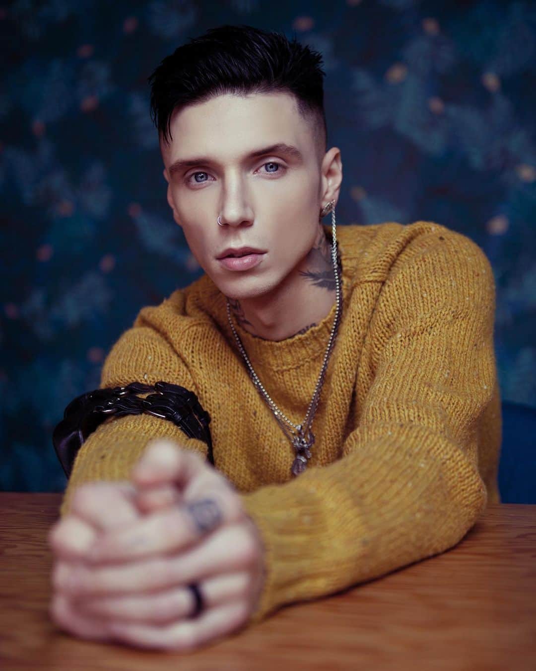 アンディー・ビアーザックのインスタグラム：「From the new issue of @avante_magazine EIC:  @stylezbylondonartistry  Photography: @nicolas_bates Makeup: @jamiekeller Hair: @michaelsebastian1 Stylist: @alexclough.style Interviewer: @f0rsakens 🆎🖤」
