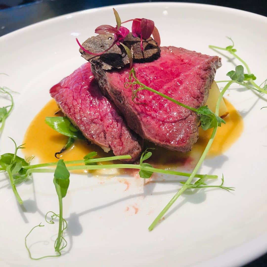 のインスタグラム：「こんばんは。 『黒毛和牛のロースト』 しっかりとお肉の旨味を噛み締められる一品となっております。 ご来店の際は、是非… #大阪 #阪急 #阪急グランドビル #梅田 #32番街 #肉 #黒毛和牛 #トリュフ #夜景 #ディナー」