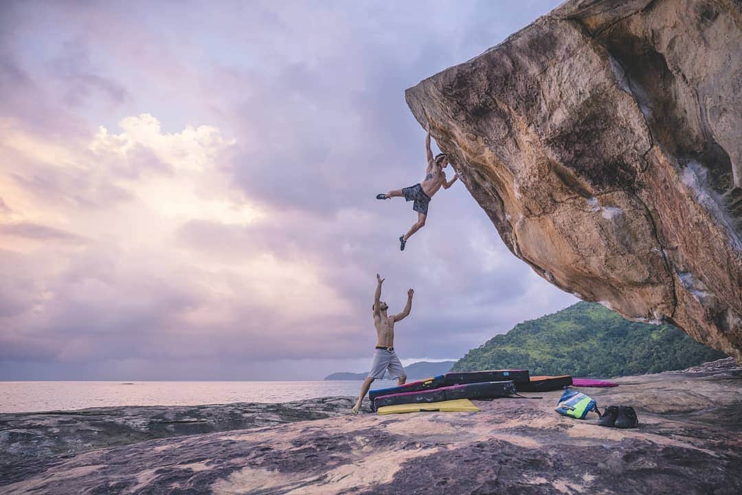 ダニエル・ウッズのインスタグラム：「FORTALEZA (8B+) ✔ __________________________  Dream line... dream scene... nice work @felipe.camargo with establishing Brazil's current hardest bloc... sucha beaut 🏅  Photo @honngy 🙌🔥」