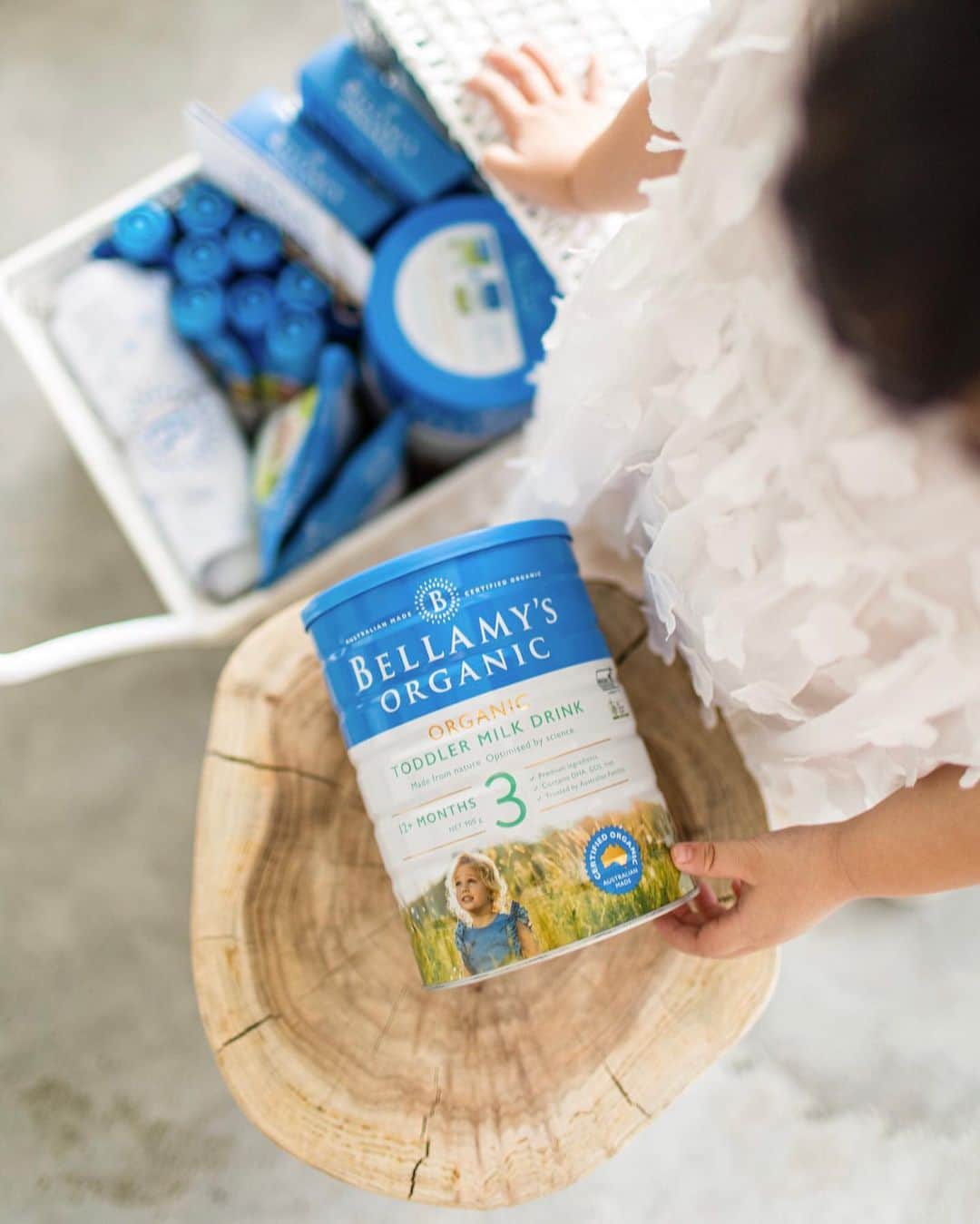 MOMOツインズさんのインスタグラム写真 - (MOMOツインズInstagram)「Always game for a sisterly hug ❤  Look what came through the mail- A beautiful basket full of Bellamy’s Organic goodies to celebrate their new look and new flavors across their range of products. A brand that the girls literally grew up with!  To win one, head over to their page @bellamysorganicsg to find out more! Giveaway ends 30th June, applicable for Singapore residents only.  #ilovebellamys #organic #bellamysorganicsg #leialeftlaurenright」6月28日 23時46分 - leialauren