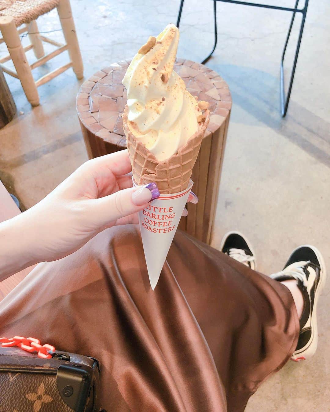 山脇道子さんのインスタグラム写真 - (山脇道子Instagram)「湿度が高くて蒸し暑い日にぴったりなので 出番の多いシルクドレス🙆🏻‍♀️ 今日は @baserange のブラウン🐻🍦」6月28日 23時38分 - michikoooo