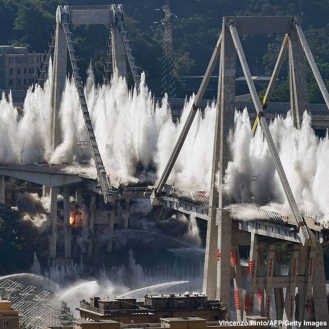ABC Newsさんのインスタグラム写真 - (ABC NewsInstagram)「Photos capture the scene as remaining sections of Genoa bridge are demolished with more than one ton of explosives.  Sections of the highway bridge had collapsed last August, killing 43 people. #demolition #explosion #bridge #italy」6月28日 23時41分 - abcnews