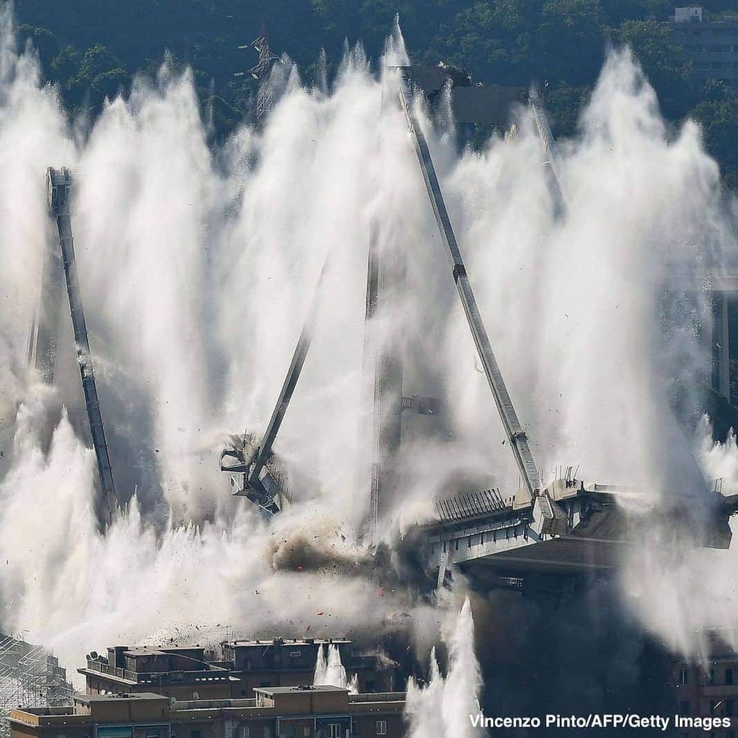 ABC Newsさんのインスタグラム写真 - (ABC NewsInstagram)「Photos capture the scene as remaining sections of Genoa bridge are demolished with more than one ton of explosives.  Sections of the highway bridge had collapsed last August, killing 43 people. #demolition #explosion #bridge #italy」6月28日 23時41分 - abcnews