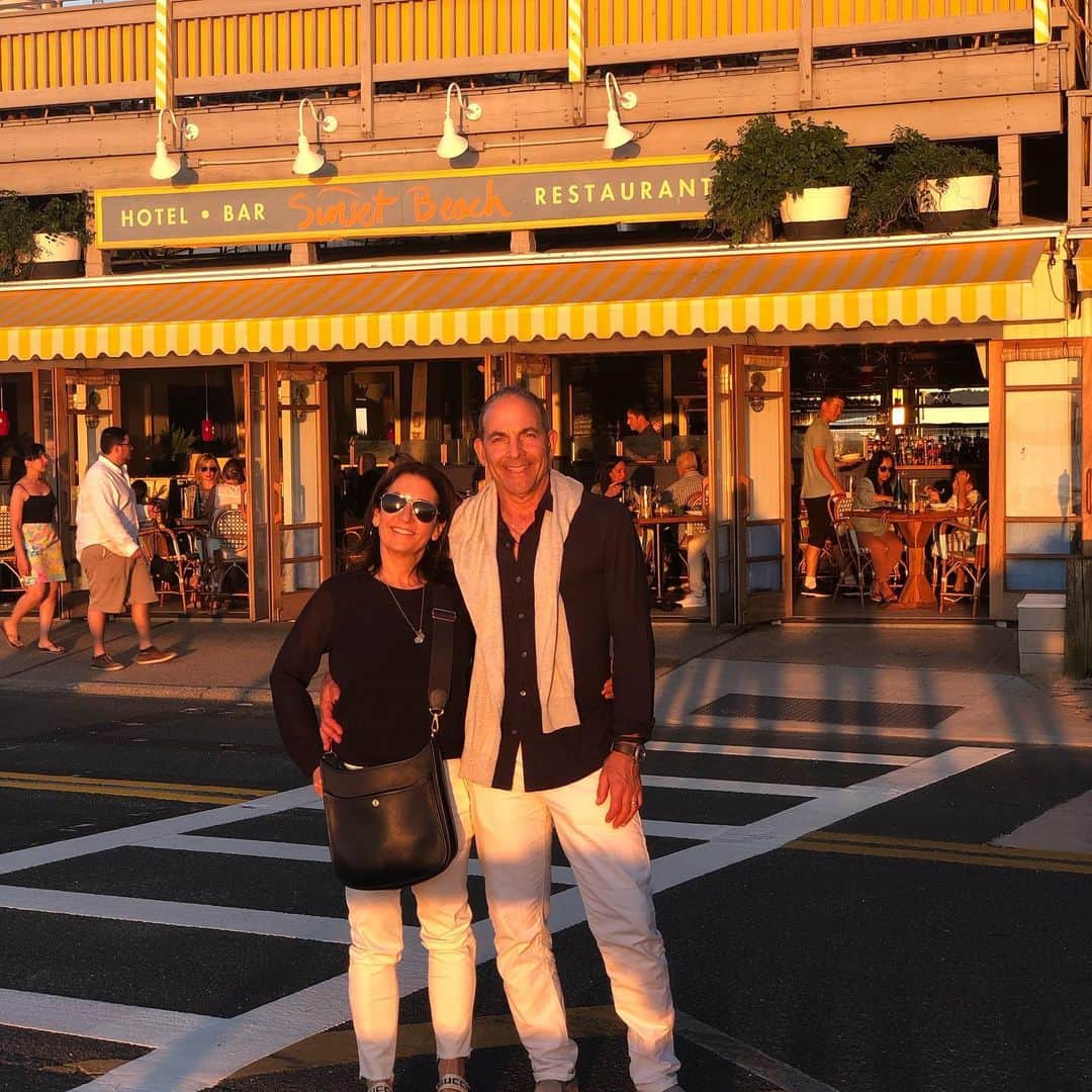 ボビー・ブラウンのインスタグラム：「When a stay at home night turns out to be a spontaneous fun dinner with  people you love you go for it. Love you #tesslers #sonnenfelds @greerss @sunsetbeachshelterisland #ferntessler @sdplof @ftessler」