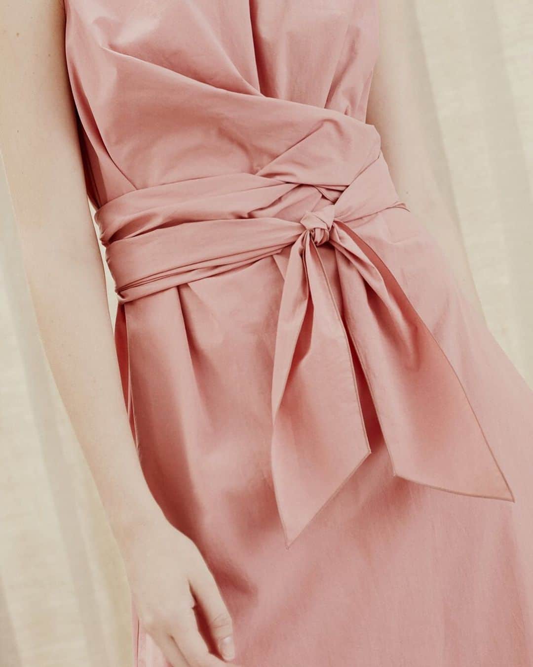 アリジさんのインスタグラム写真 - (アリジInstagram)「Knot is a symbolic and super elegant motif that enriches your Summer wardrobe ✨✨✨ . Discover more about Ss19 in boutique or on alysi.it ✌🏻 . . #alysi #ss19 #summerwardrobe #pinkish #knot #enrichyoursummer」6月28日 23時44分 - alysiofficial