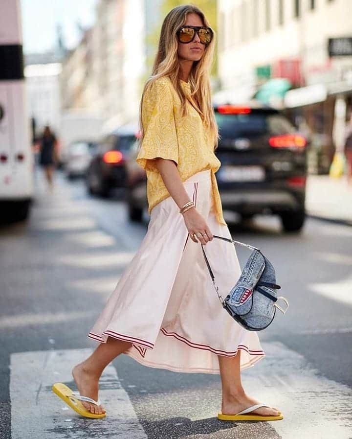 ELLE DKさんのインスタグラム写真 - (ELLE DKInstagram)「Sommerens hotteste sandaler er (heldigvis!) stadig de ikoniske og farverige klipklappere fra Havaianas 💛  I det nye ELLE stiller vi skarpt Havaianas-fænomenet, der eksploderede sidste år under den brændvarme augustmodeuge i København, hvor influencere som @emilisindlev  gjorde dem til til sommerens it-sandal. ☀️ #ELLEjuli #havaianas #sommermode」6月28日 23時44分 - elledanmark