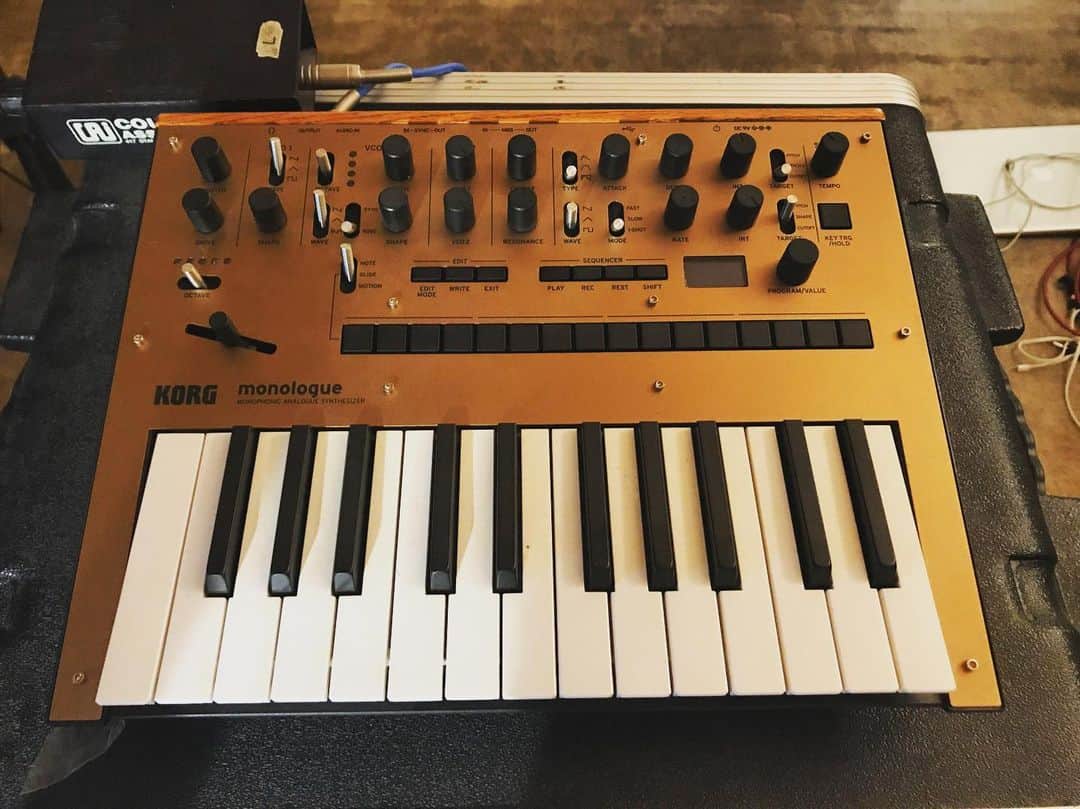 モリシーのインスタグラム：「須田ちゃんからmonologue借りた。面白いぞ！ シンセベースとしてスタメン入り。 #KORG #monologue」