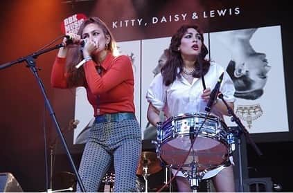 キティー・デイジー＆ルイスのインスタグラム：「Few shots from @bbkmusiclegendsfestival in Bilbao, we always have a blast in Spain! ✌🏽 . . . 📷 @alvarovelazquezphotographycl」