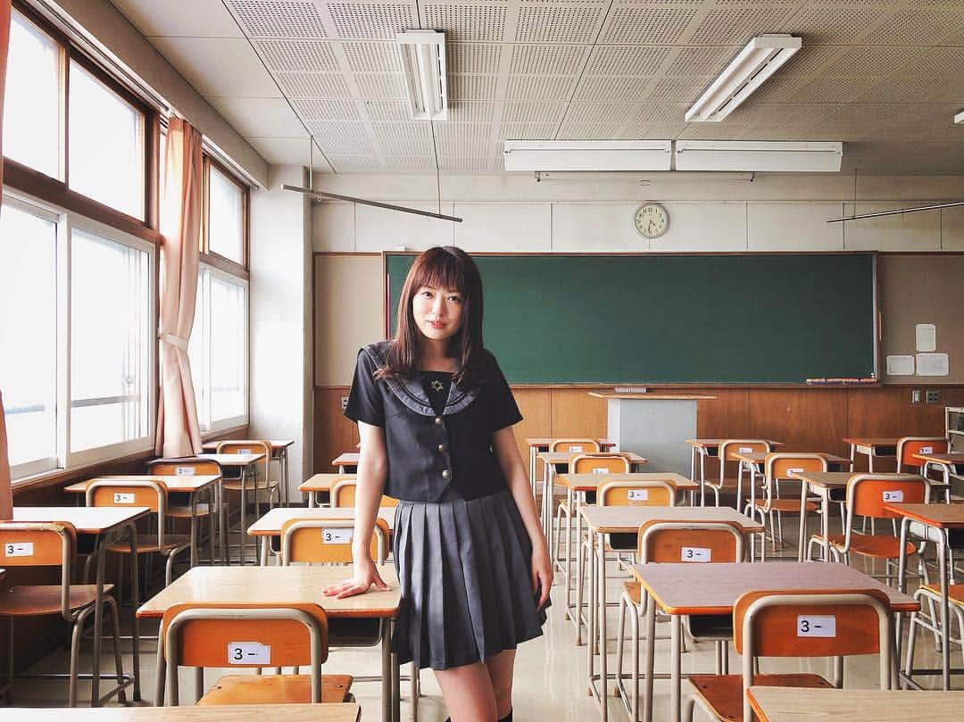 のインスタグラム：「* 制服三部作 とりあえず、 この辺でおしまい  つづきは 写真集で  #脇田唯 #制服 #青春 #母校で #セーラー服  #セーラー #ぽーとれーと  #学校 #portrait #japan #japangirl #写真好きな人と繋がりたい  #30代 #30代女子」
