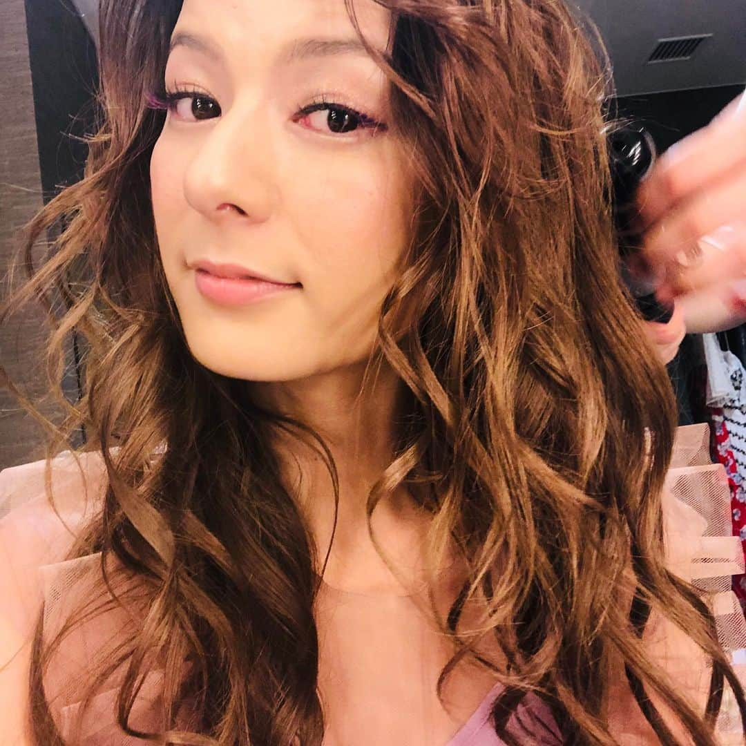 スザンヌさんのインスタグラム写真 - (スザンヌInstagram)「変身終了👀💄💇‍♀️ 加工なしの1.2枚目←2枚目の手なにw  @electore とトレーニングの おかげでお肌調子よし🙆‍♀️ #repost @qvc_japan﻿ ・・・﻿ 「還元力」でスキンケアしませんか？🛀🧴﻿﻿ ﻿﻿ ﻿﻿ 明日6/29はエレクトーレからフェイストリートメントモアモイストが特別セットで登場！✨﻿﻿ ﻿﻿ エレクトーレは独自成分「ミラオーレ」を配合した全く新しい美肌トリートメント☝️﻿﻿ 美容の大敵であるお肌の”酸化”を電子の還元力を使ってお肌にアプローチし、肌表面の汚れや古くなった角質を穏やかに取り除きます😌💓﻿﻿ ﻿﻿ ﻿﻿ 独自成分ミラオーレのここがすごい！💐﻿﻿ ☑︎岐阜奥美濃でミネラルたっぷりの天然鉱石を使用﻿﻿ ☑︎マイナス700ミリボルトという還元電位を保持﻿﻿ ☑︎ミラオーレを原料に使えるのはエレクトーレだけ﻿﻿ ﻿﻿ ﻿﻿ ﻿﻿ 使い方は洗顔後のお肌全体に伸ばして10秒待つだけ。化粧水・美容液・乳液の３つの役割、ハリ・ツヤ・潤いのあるお肌へ導きます🥰﻿﻿ ﻿﻿ タレントのスザンヌさん・はいだしょうこさん・加藤紀子さん・櫻井淳子さんをはじめとするプロフェッショナルな方々に長年愛用されているのもポイントです😉💕﻿﻿ ﻿﻿ ﻿﻿ ----------------﻿﻿ ﻿﻿ 668167 エレクトーレ フェイストリートメントモアモイスト プレゼント付特別セット﻿﻿ ﻿﻿ オンエア：6/29(土) 0:00/2:00-7:00/8:00/11:00/17:00/22:00﻿﻿ ﻿﻿ ----------------﻿﻿ #エレクトーレ#electore#エレクトーレジャーナル#エレクトーレフェイストリートメント#スキンケア#美容#コスメマニア#美容オタク#美容マニア#エイジング#エイジングケア#美容好きさんと繋がりたい#スキンケア好きさんと繋がりたい#時短スキンケア#洗い流すパック#10秒パック#コスメ大好き#コスメ#コスメ好きさんと繋がりたい#フェイストリートメント#ショッピング#テレビショッピング#通販#tv通販#QVCジャパン#QVC#qvcjp﻿﻿ ﻿」6月28日 23時49分 - suzanneeee1028