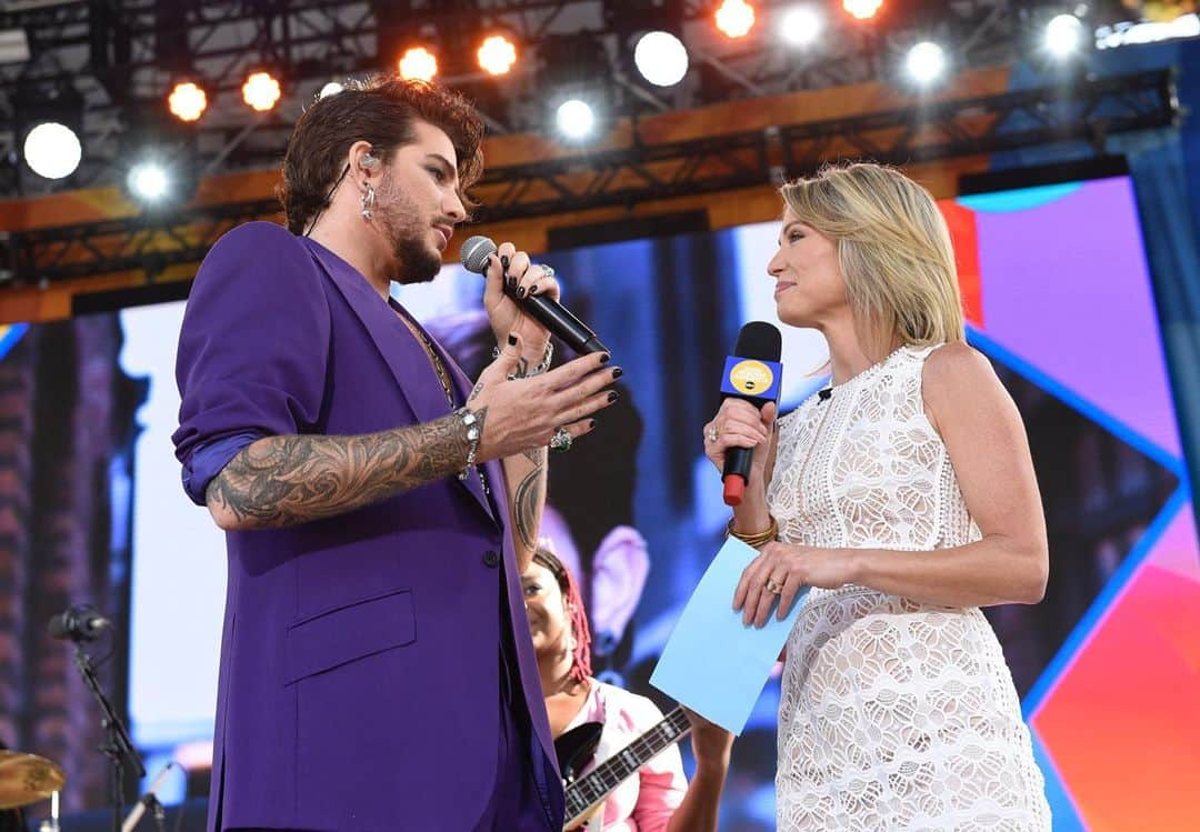 Good Morning Americaさんのインスタグラム写真 - (Good Morning AmericaInstagram)「Hi we’re the @goodmorningamerica team and we’re obsessed with @adamlambert 😍 #AdamLambertOnGMA」6月28日 23時52分 - goodmorningamerica