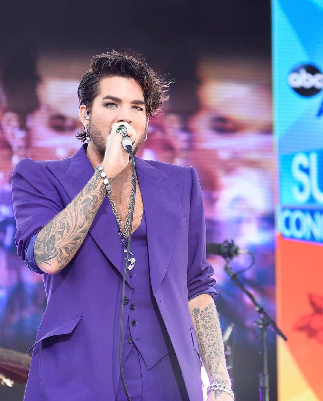 Good Morning Americaさんのインスタグラム写真 - (Good Morning AmericaInstagram)「Will we ever be over this performance? 😍 #AdamLambertOnGMA」6月28日 23時56分 - goodmorningamerica