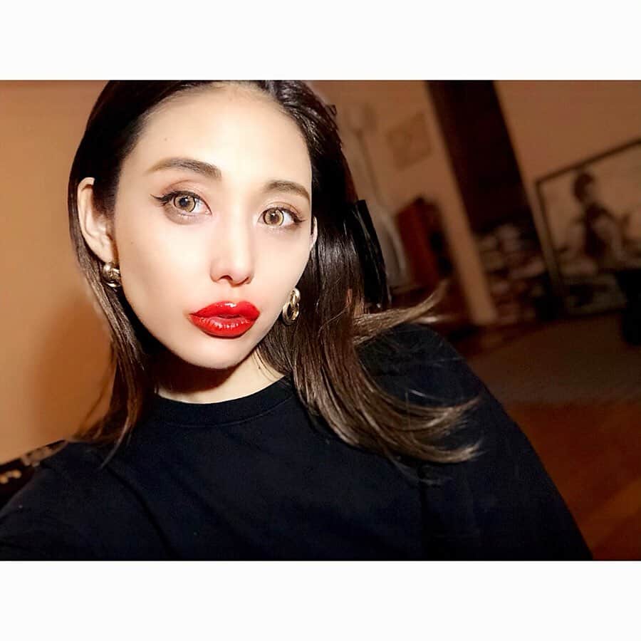 出浦寛子（HIROKO）のインスタグラム：「. . リップのアートメイク経過💄💋 1日目～2日目！ . . 施術当日と翌日は超濃いめ発色のこんな状態が続きます‼️ スッピンだと浮いちゃうくらいのばっちりリップ👀💦 1~2日間だけの事なのでこの状態も楽しもう😆𐤔𐤔‬‪𐤔 . . このツヤはワセリン✨ 色が定着するまでは乾燥しないように常に塗りぬりするよ☝️🏻 . . 輪郭を整えて左右差もカバーしてもらったので ふっくらボリューム感のあるリップラインになれた😘 . . . (⊙⊙)なんと‼️‼️‼️ 眉のアートメイクが無料になるサマーキャンペーン中🌴🏖🌈@8cli.b をcheckしよーっ💖✨ . . . #恵比寿ハチクリニック#ハチアート#ハチクリ #ハチクリビューティ#ハチクリビューティー #アートメイク#メディカルアートメイク#医療アートメイク #パーソナルストローク#時短メイク#落ちないメイク#artmake#microblading#beauty #detsuko#deurahiroko#でつこ#出浦寛子 . .」