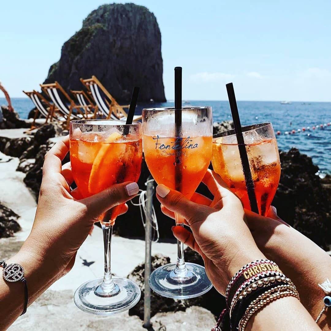 のインスタグラム：「Capri, il mare, una giornata di sole, un cocktail... ed i nostri bicchieri Sunlight clear. Cheers! Ringraziamo @lafontelinacapri per la foto. #italesse #design #glassware #tableware #aperitivo #capri #italia #mare #estate #happymoments #friends #weekendmood #instacocktails #cocktails #bartender #mixology #drink #cheers」