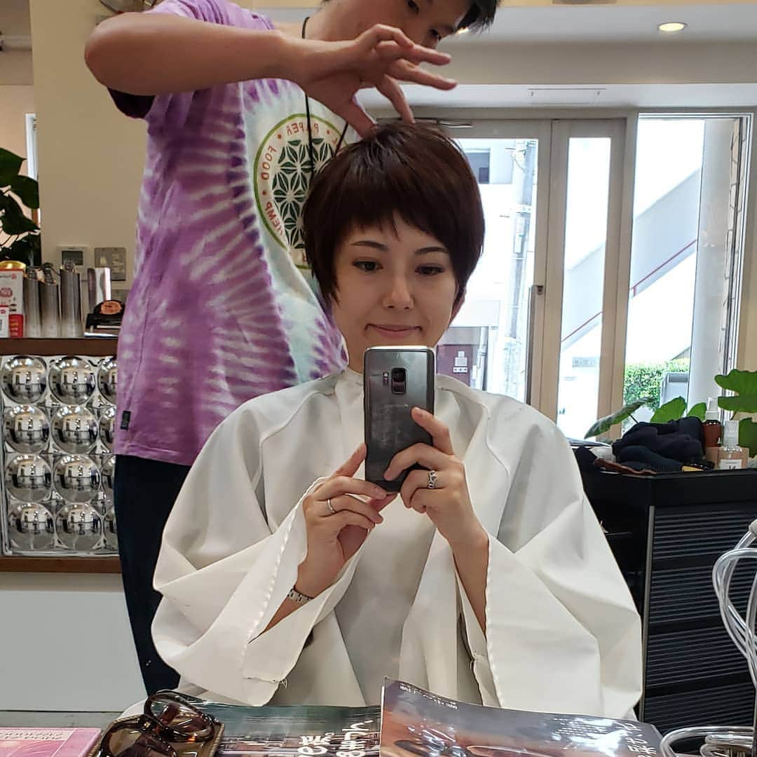 梅田陽子さんのインスタグラム写真 - (梅田陽子Instagram)「あんまりにも暑いので髪の毛切りました。すっきりショートは楽々。  #美容室#hair#20才頃から同じ美容師さんに切っていただいています#事務所のマネージャーさんからの紹介#石塚武 さん#ヒーラー でもあり不思議な人です(笑) #いつもありがとうございます」6月29日 0時01分 - yokoumeda