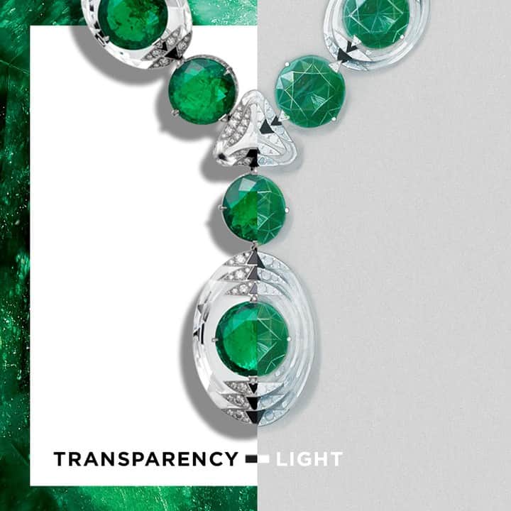 のインスタグラム：「A glittering match. Against the skin, the reverse of the rock crystal section is faceted throughout. This technique, a jeweler’s secret, is invisible to the eye but adds to the sparkle of the emeralds.  #HighJewelry #CartierHighJewelry #CartierMagnitude」