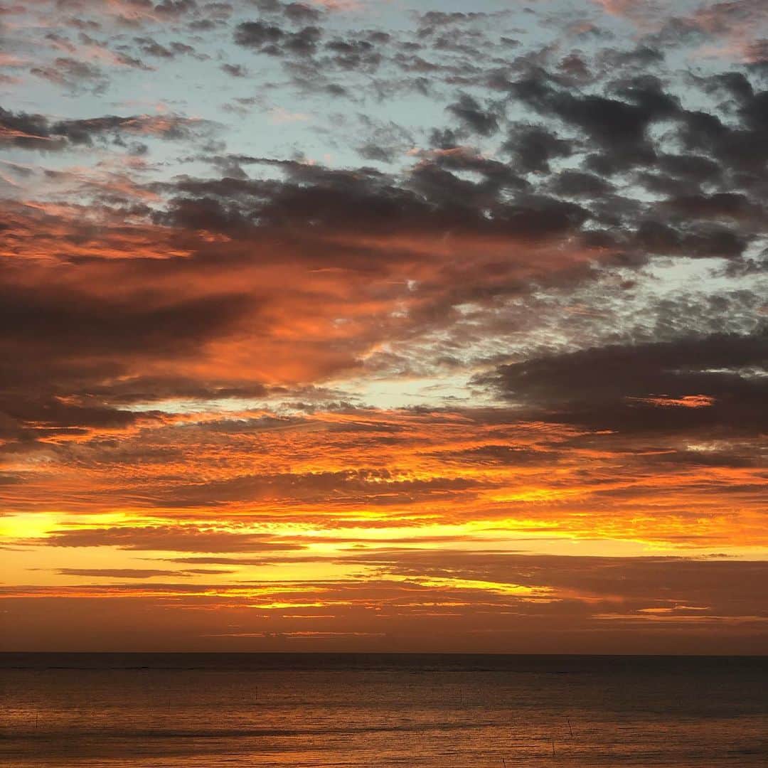 田中律子さんのインスタグラム写真 - (田中律子Instagram)「今日の我が家からの夕陽🌞 この燃えるような空、ゴールドからピンクゴールド、オレンジ、雲も海も赤く染まってホントに綺麗だった✨😍 #mysweethome  #mylife  #beachlife  #okinawa  #sunset #しあわせな時間  #加工なし」6月29日 0時12分 - ri2kotanaka